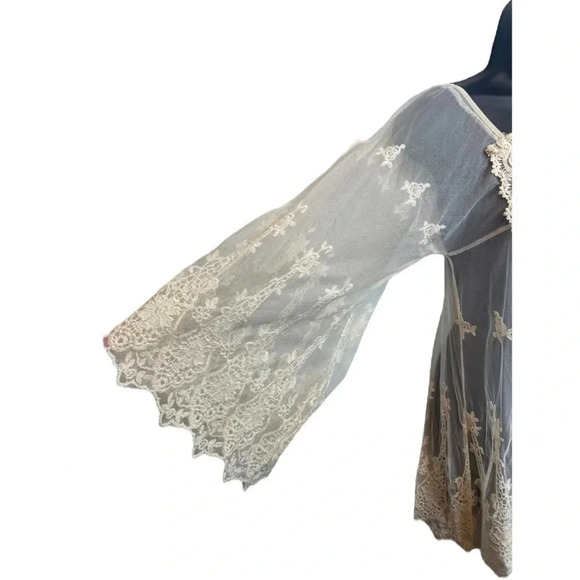 GORGEOUS crochet/lace tunic with bell sleeves. - Picture 4 of 11